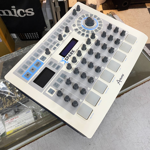 Arturia Spark ドラムマシンMIDIコントローラー