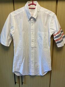 国内正規 Thom Browne. トムブラウン トリコロール 4BAR ボタンダウン BD S/S 半袖 シャツ 白 1. MWS002A00454960 A0161A19750