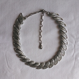 コロ ヴィンテージ ネックレス シルバー 植物 葉 Vintage Coro leafy necklace, silver tone