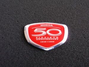 C50 純正 サイドカバーエンブレム 50周年記念 赤 スーパーカブ CUB 新品 ステッカー C90 FIFTIETH ANNIVERSARY シール MADE IN JAPAN .gcn