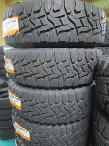 送料無料　未使用品　215/70R16　TOYO　オープンカントリー　4本セット