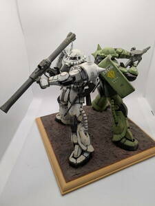 ■【組立/塗装済】MG MS-06J Ver.2.0 ザクⅡ(ホワイトオーガー機＋ノーマル機)