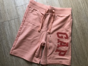 ★新品Gap Kidsギャップロゴスウェットハーフパンツ130★サーモン