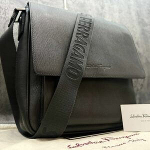 ■希少色 美品■Ferragamo フェラガモ ショルダーバッグ メッセンジャー サコッシュ 斜め掛け ビジネス メンズ 大容量 レザー 革 カーキ