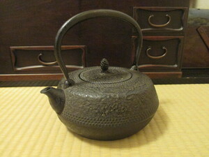 初だし　逸品　美品　南部　釜師　金秀 作　鉄瓶　南部鉄器　鶴亀霰文　松飾摘　煎茶道具　茶道具　茶器　骨董品　時代物