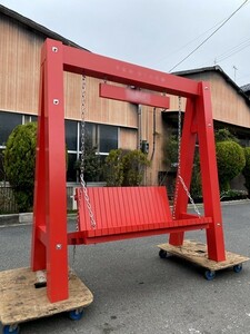 Ψ安らぎの逸品【 大型オブジェ / ガーデンファニチャー 特注大型ブランコ 木製 大人二人乗り 庭 屋内 赤ブランコ 】M03374