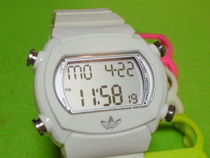 珍品　デザイン　ADIDAS　腕時計　角型　ホワイト　4色　ベゼルカバー付き