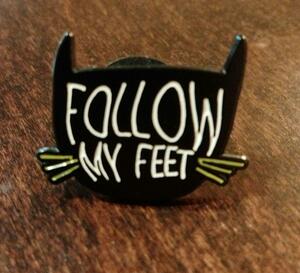 黒猫メッセージ　ピンバッジ　愛猫家　ペット　FOOLLOW MY FEET