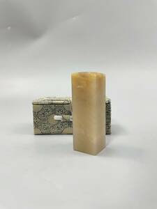 寿山石　天然石　平頭素章 　箱付き 美材 書道 篆刻 石材 印材 印章　本体サイズ1.9x1.9X5.7cm　重さ55ｇ