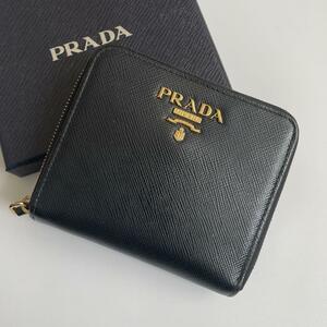 【極美品】PRADA プラダ 二つ折り財布 小銭入れ カード入れ 札入れ サフィアーノレザー ゴールド金具 コンパクト 黒 ブラック 1ML522