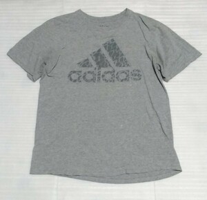 ☆adidas.com アディダス Lサイズ 半袖Tシャツ THE GO-TO TEE スポーツ ウェア フアッション ティーGLAYグレイ ビッグ パフォーマンス ロゴ