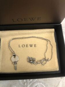 ロエべLOEWEのキーチャーム　シルバー系　ネックレスプレゼント