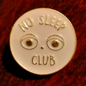 ピンバッチ　眠らないクラブ　丸形　睡眠不足　ピンバッジ　No sleep club　かわいい　