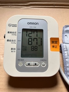 OMRON　自動血圧計　HEM-7200　購入後、ほぼ未使用で保管されていた機体です。