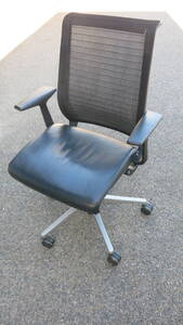 中古　スチールケース Steelcase シンクチェア Think chair　黒　革　メッシュ　肘付　傷等有り　エルゴノミック　オフィスチェア