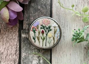 handmade野花の手刺繍 ピルケース(丸型)ピアスケースなどにも ハンドメイド コットンリネン プレゼント　花柄　小物入れ　ミラー鏡