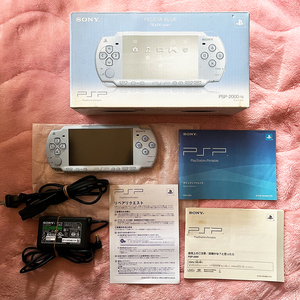 中古 美品 PSP 2000 フェリシアブルー 本体 PSP-2000FB PSP-2000 felicia blue 箱 充電器 ゲームソフト ビデオ UMD で動作確認済み psp2000