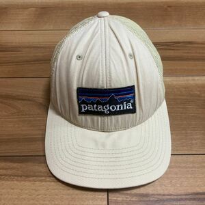 patagonia パタゴニア p6 トラッカーハット　トラッカーキャップ メッシュキャップ キャップ ２００９年製　カーキ　フリーサイズ