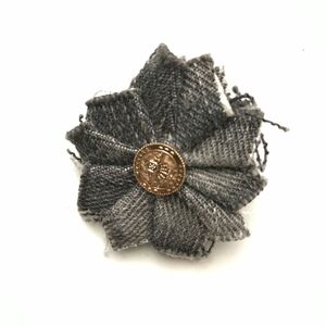 ハンドメイド　デニムのお花のブローチ　4