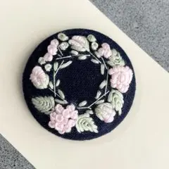 刺繍ブローチ　ハンドメイド　くるみボタン