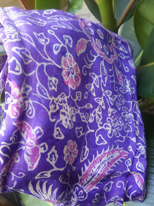 上品な光沢☆多色バティックサテンシルク大判ストールスカーフショール 紫ピンク系 silk絹100％天然素材 ろうけつ染め 大人エスニック