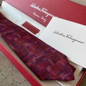 未使用品 Salvatore Ferragamoサルヴァトーレフェラガモ ネクタイ 赤 紫 レッド パープル イタリア製 シルク100% 百貨店購入品 街並風景柄