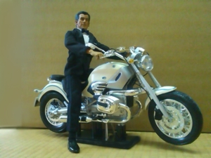 007 ● BMW R1200C + ジェームズ・ボンド → 1/6スケール 007 ボンドカー