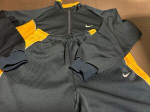 美品NIKE DRI-FIT濃紺、黄色柄入り、両肩、バッチ、パンツファスナー付きロゴ白上下セット　サイズS