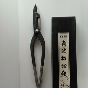 昔の角波板切鋏　安来鋼白紙使用です。全長33cm 刃先の山の幅1cm 珍しいはさみです。