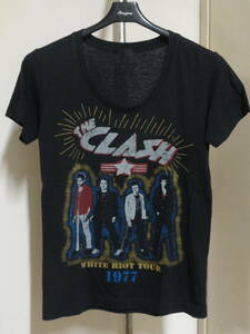 格安日本製廃版レア・neu v(ニューヴ)・黒系地・THE CLASH(ザ・クラッシュ) WHITE RIOT TOUR 1977プリント入り半袖Uネック系Tシャツ