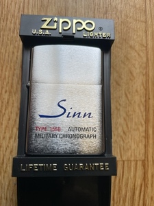 【新品未使用】ジッポー(Zippo)　 ドイツ：Ｓｉｎｎ（ジン）ミリタリークロノグラフ１５６Ｂ　社名ロゴデザイン（多色ペイント）