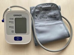 オムロン OMRON 上腕式血圧計 自動電子血圧計 血圧計 電池式 HEM-8712 未使用品　本体　腕帯