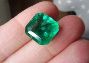 強テリ！特価★10ct以上に見える……（鑑別書の表記：5.45ct）vivid green エメラルド　ルース　リングやペンダントに！