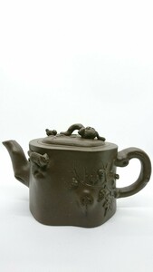 栗鼠果実　朱泥　紫砂　中国美術　急須　茶道具　紫砂壺　煎茶道具　茶玩　銘入り　工芸品　食器　茶器　唐物　欠けあり　時代物　中国製　