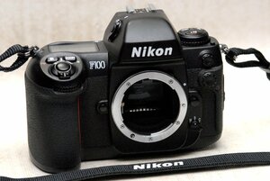 （綺麗）Nikon ニコン 人気のオートフォーカス高級一眼レフカメラ F100ボディ 希少な作動品 （腐食無し）