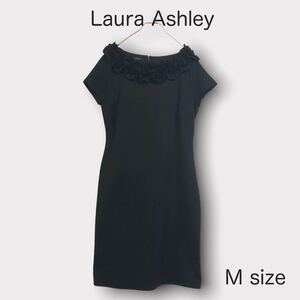 1075★美品★ Laura Ashley＊ローラアシュレイ 膝丈ワンピース フォーマル エレガント 黒 ブラック 立体モチーフ 花モチーフ 半袖 M 上品