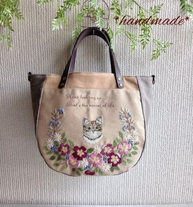 花と猫の手刺繍**リネン混**本革持ち手**サイドＤかん**ハンドメイド