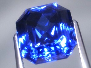 7.58ct 新品・最先端技術のレーザー光線によるニュータイプのカット仕上げ ・虹色輝きも良好 タンザナイトカラーキュービックジルコニア