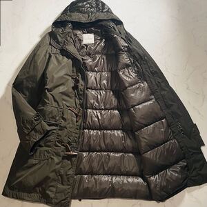 MONCLER CONRAD【美品 究極の美シルエット!!】モンクレール ダウン　ダッフルコート Lサイズ キルティング 切替 ロゴ 木製トグル カーキ