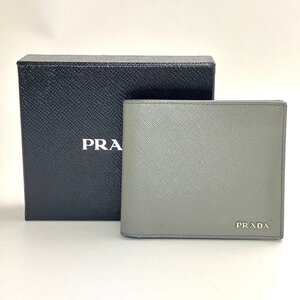 A) PRADA プラダ グレー系 サフィアーノ レザー 2つ折り財布 2MO513 カード/札収納 外箱/Gカード付属 中古 USED