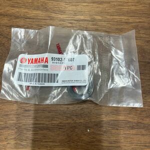 MB-416★クリックポスト(全国一律送料185円) YAMAHA ヤマハ 純正品 エンジンカバーオイルシール 93102-17807 新品 バイク部品 G-4/①