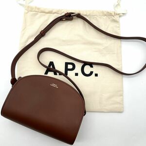 新品未使用 A.P.C. アーペーセー DEMI LUNE MINI ハーフムーン ショルダーバッグ レザー ロゴ 肩掛け 斜め掛け 茶 ブラウン レディース