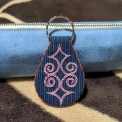 アイヌ刺繍のキーホルダー　ハンドメイド　アイヌ文様　お守り　チヂリ