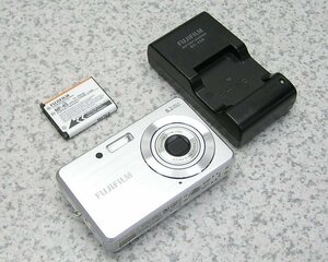 ■FUJIFILM/富士フィルム FinePix J10 シルバー 815万画素デジタルカメラ 充電器付き 動作良好！送料一律520円