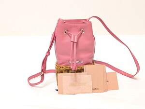 正規品新品 MIU MIU ミュウミュウ ボディバッグ バケットバッグ ショルダーバッグ 籐 かごバッグ レディース ラフィア＆レザー 巾着 5BH127