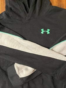 UNDER ARMOUR【セール!!】★USA古着★シンプルロゴ ドロップショルダー パーカー★黒×グレー×蛍光グリーン★ユースLサイズ