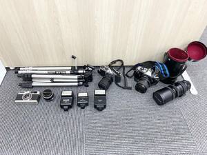 6943　カメラ類まとめ出品　カメラ３台　ストロボ３点　三脚２点　Canon/Nikon/PENTAX/SUN LENS