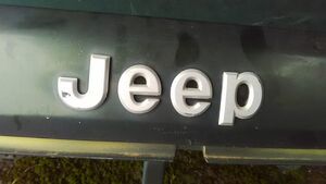 ■クライスラー ジープチェロキー JEEP エンブレム 中古 55295250 7MX XJ 部品取あり オーナメント マーク バッジ 送料ネコポス385円■