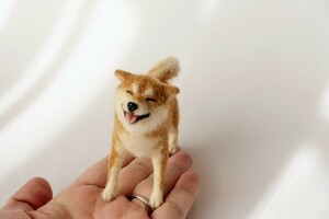 小さなにこにこ柴犬　8.5cm　骨つき　羊毛フェルト　ハンドメイド　 ミニチュア　笑顔の 柴犬