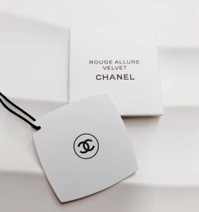 送料無料 限定 NEW!新品CHANEL シャネル チャーム型 コンパクト　ミラー（白） ノベルティ　ミニ　鏡 正規ノベルティー（一個）